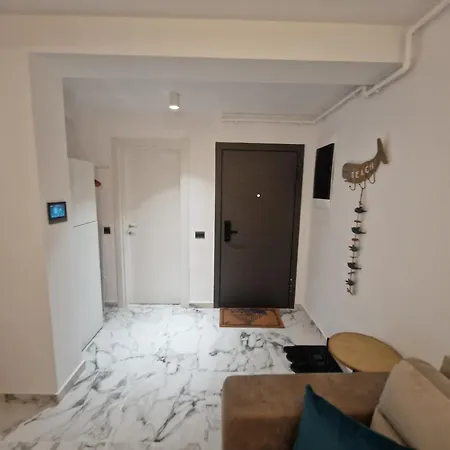 Escape * Mamaia
